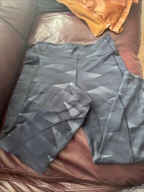 Victoria's Secret Black & Gray Geo-Print Leggings